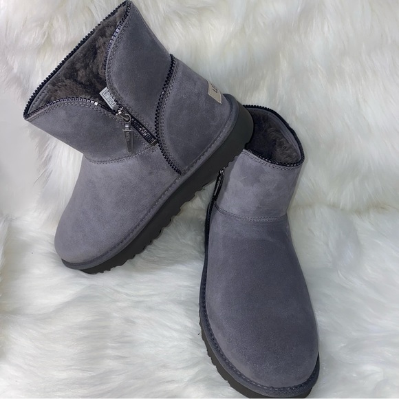 UGG Boots size 10 New in box - Picture 2 of 15